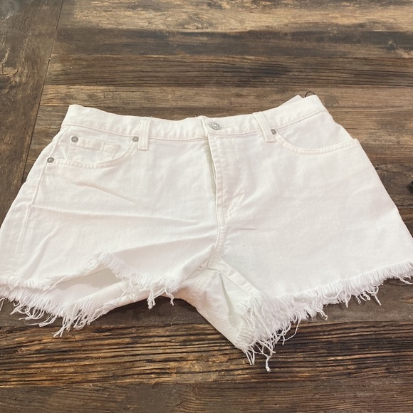 White denim shorts - Picture 2 of 4